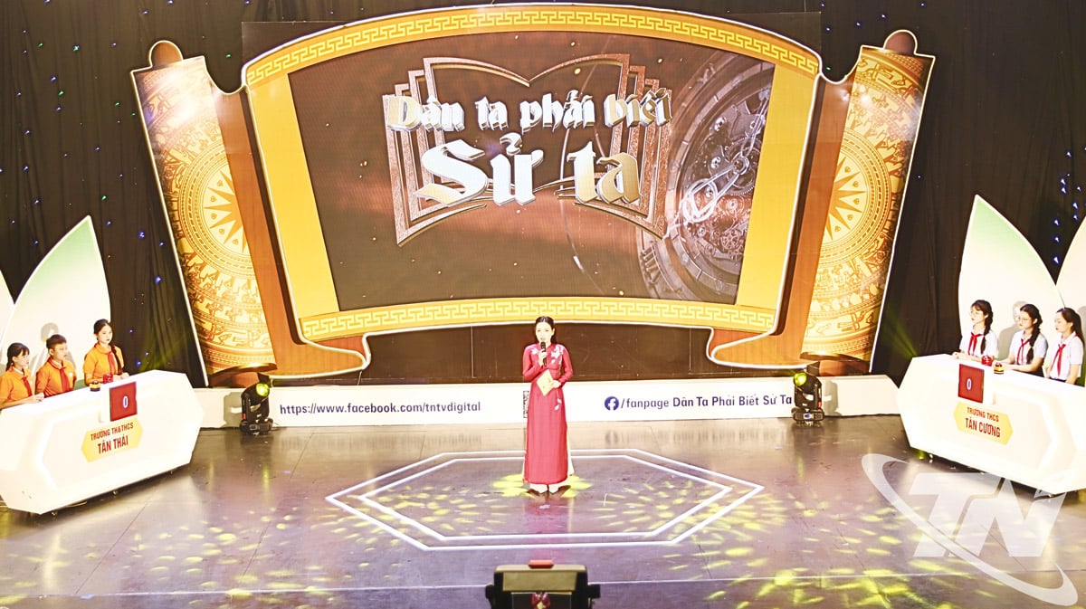 Các đội tham gia phần thi kiến thức lịch sử.