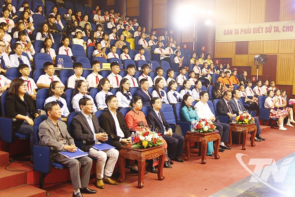 Các đại biểu và Ban Giám khảo dự chương trình.