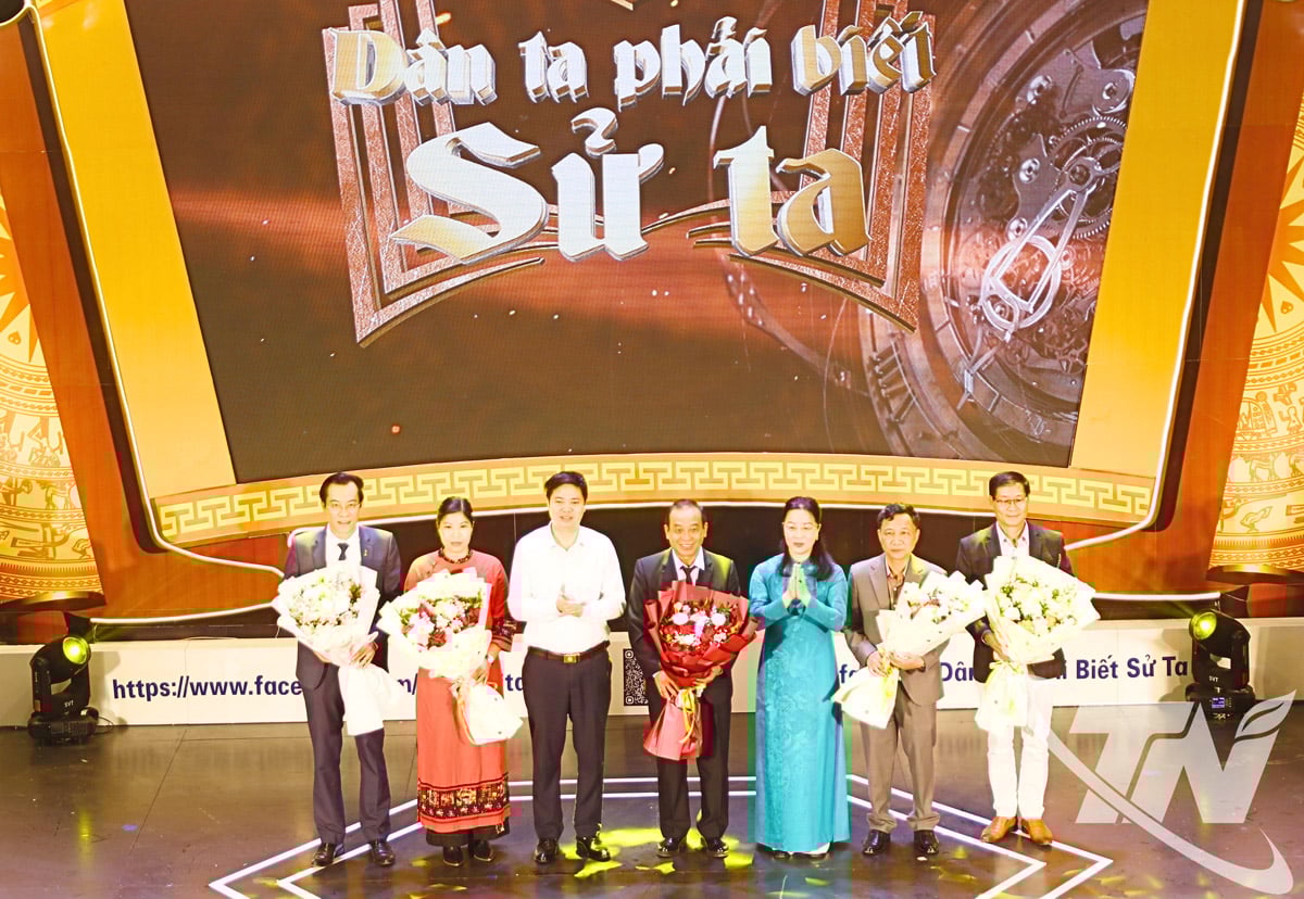 Ban tổ chức tặng hoa cho thành viên Ban Giám khảo.