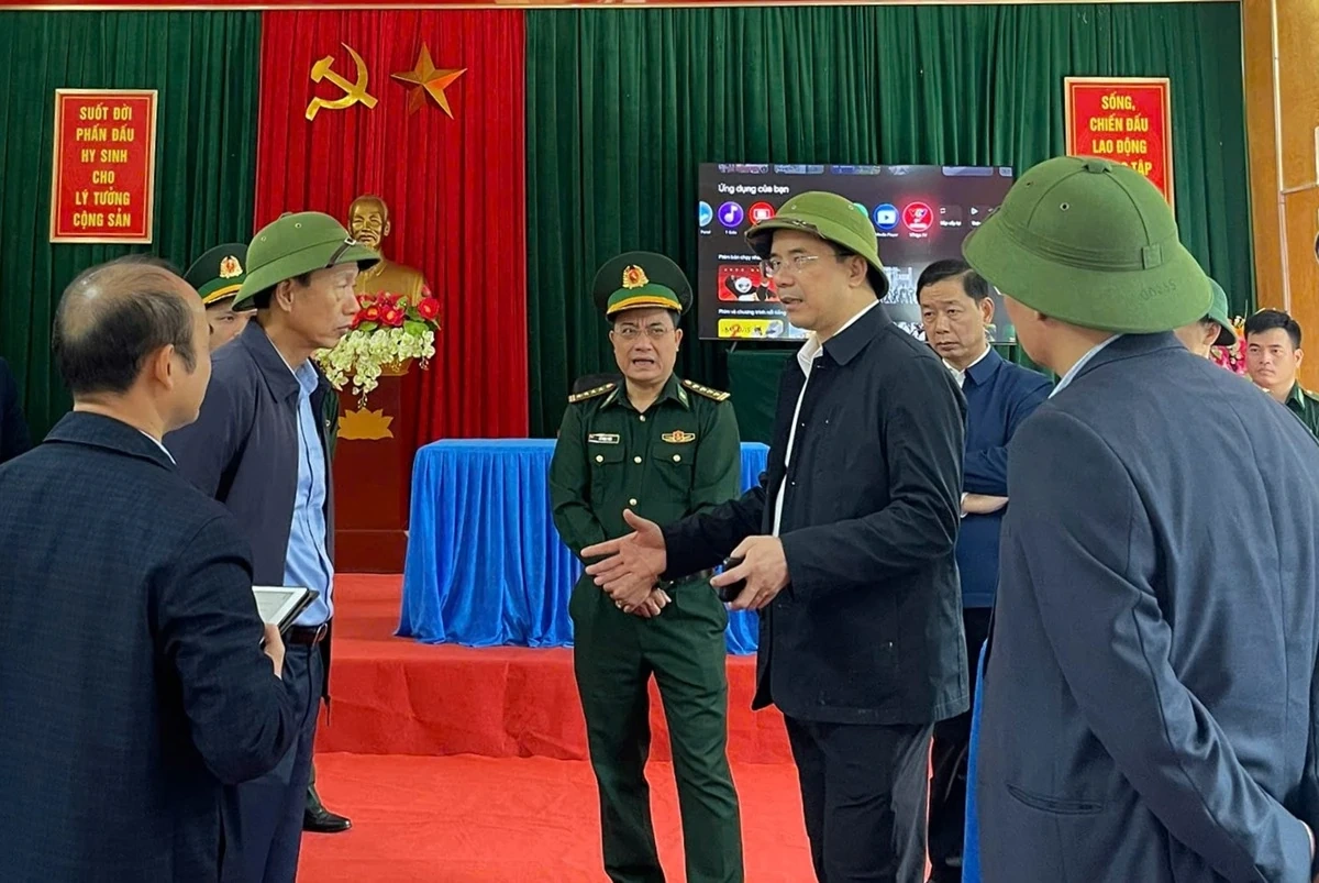 Ο Μόνιμος Αναπληρωτής Γραμματέας της Επαρχιακής Επιτροπής του Κόμματος, Νγκουγιέν Χονγκ Φονγκ, επιθεώρησε τις προετοιμασίες για την τελετή θεμελίωσης του Δημοτικού και Γυμνασίου-Οικοτροφείου Γεν Κουόνγκ.