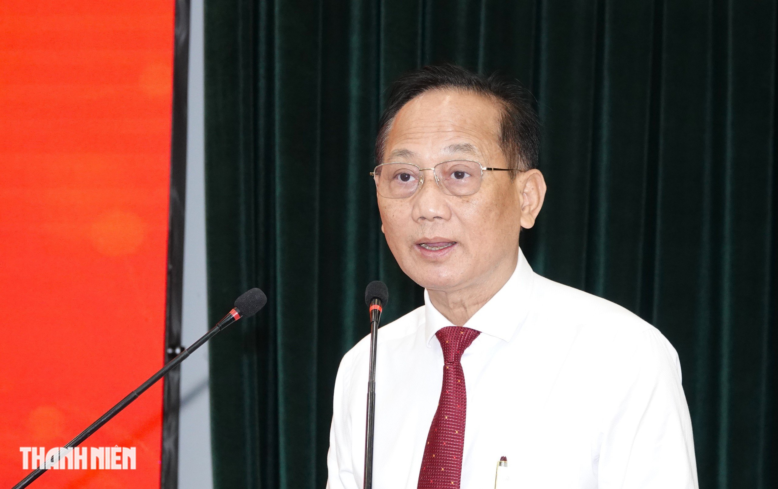 President Nguyen Van Duoc awarded the Party badge on the occasion of the October Revolution in Russia - Photo 1.