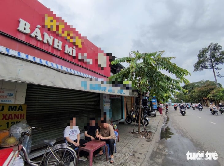 Hơn 40 người đi cấp cứu do ngộ độc sau khi ăn bánh mì tại phường Hạnh Thông, TP.HCM - Ảnh 1.