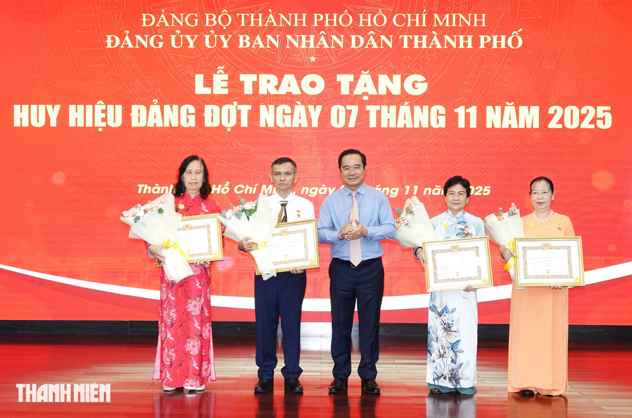 President Nguyen Van Duoc awarded the Party badge on the occasion of the October Revolution in Russia - Photo 2.