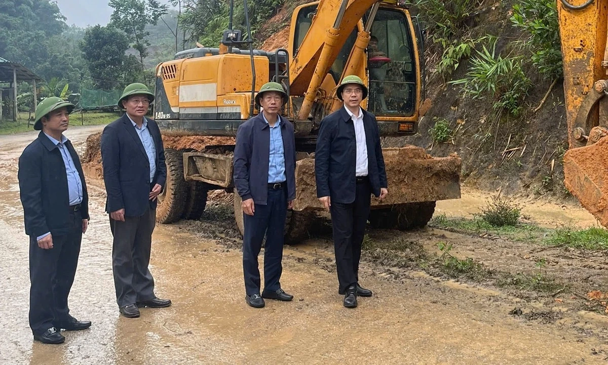 Ο Μόνιμος Αναπληρωτής Γραμματέας της Επαρχιακής Επιτροπής του Κόμματος, Νγκουγιέν Χονγκ Φονγκ, επιθεώρησε τις προετοιμασίες για την τελετή θεμελίωσης του Δημοτικού και Γυμνασίου-Οικοτροφείου Γεν Κουόνγκ.