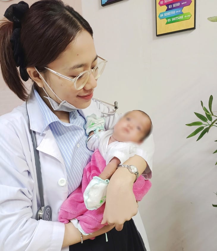 Bayi perempuan pramatang seberat 850g telah dibenarkan keluar dari hospital dengan sihat - Foto 1. Bé gái sinh non nặng 850g được xuất viện khỏe mạnh - Ảnh 1.