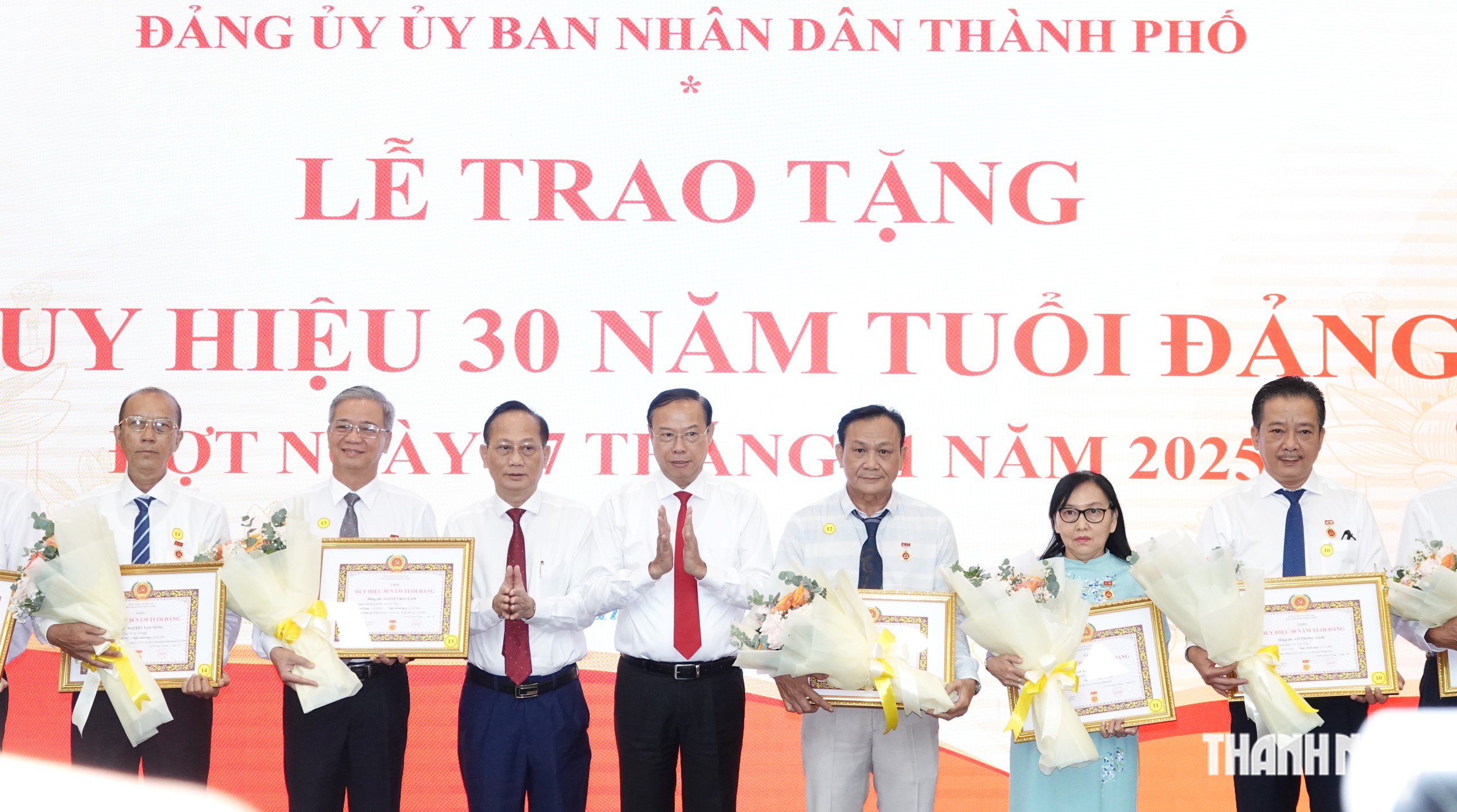 President Nguyen Van Duoc awarded the Party badge on the occasion of the October Revolution in Russia - Photo 3.