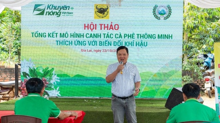 中部高原の農民たちは、ビンディエン肥料株式会社、国立農業普及センター、ワシ研究所が主催した2023~2025年の期間の「気候変動に適応したスマートコーヒー栽培」モデルをまとめたワークショップに出席した。 z7183523612003-bd5843e862c56b4c55de886a8cac2dcb-8672.jpg