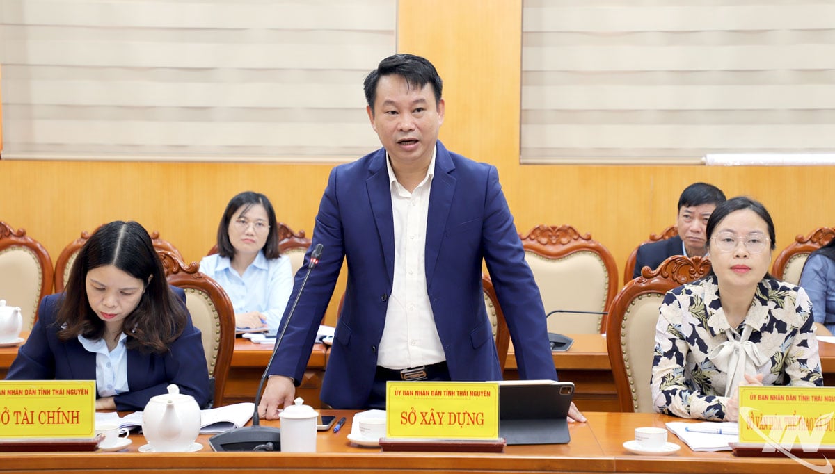 Delegaterna talar på mötet.