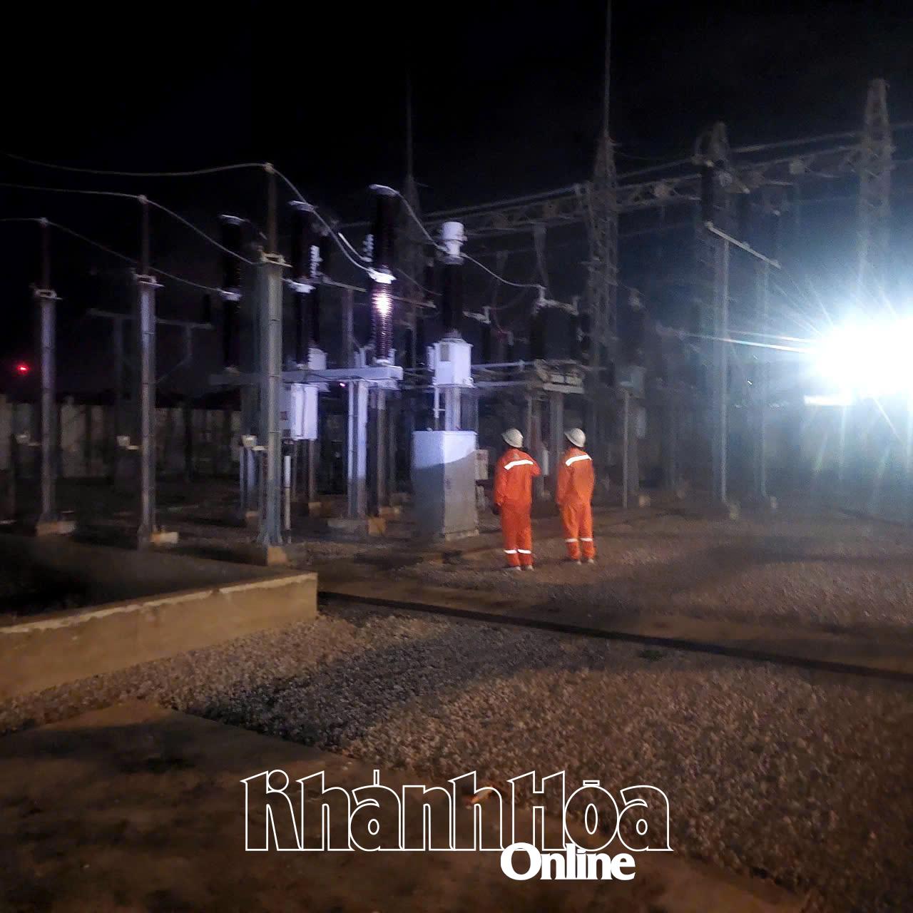 Funcționarii și angajații întreprinderii Khanh Hoa High Voltage Power Network verifică echipamentele de la stația de transformare de 110 kV.