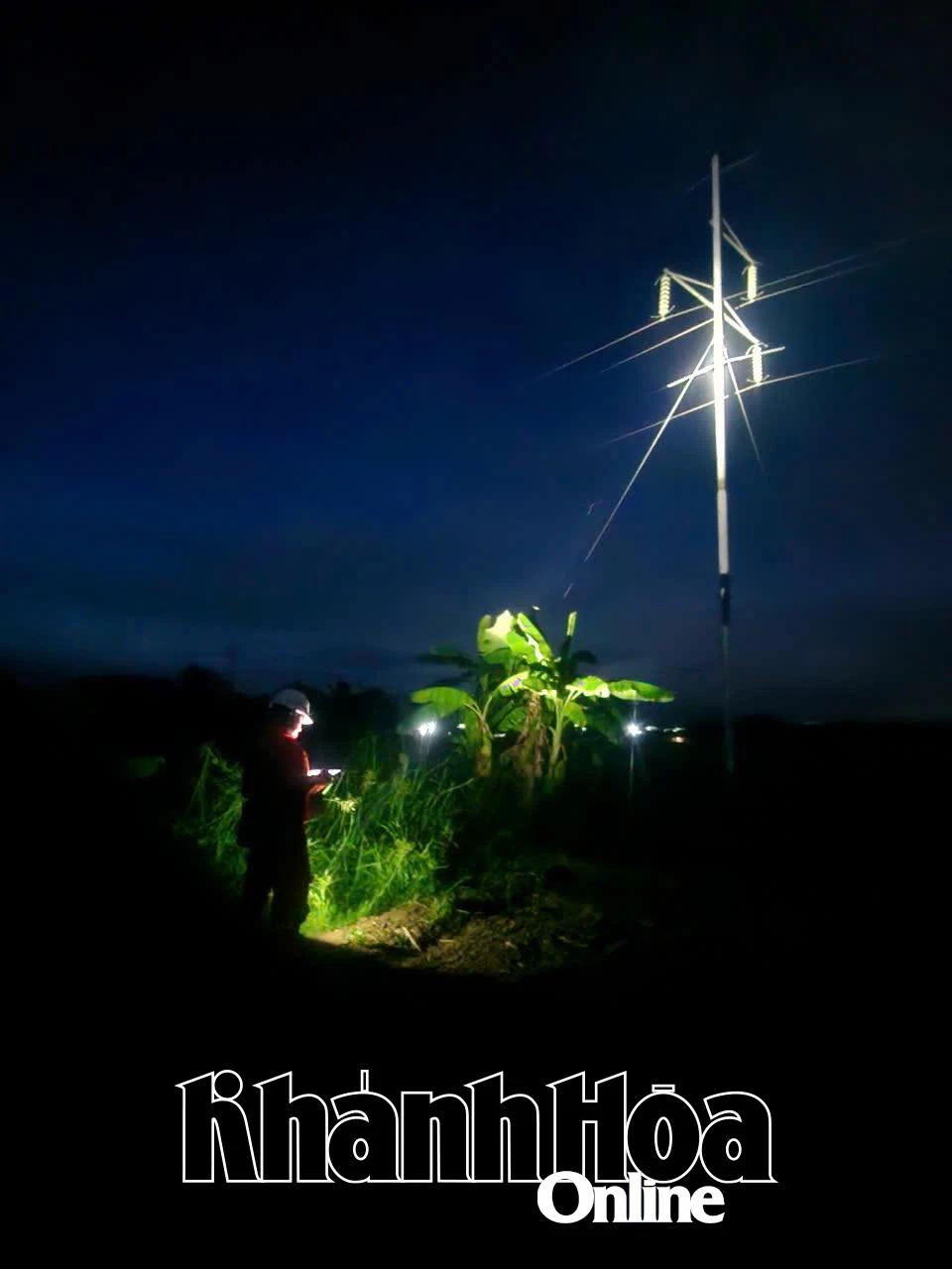 Angajații fabricii inspectează linia electrică de 110kV noaptea