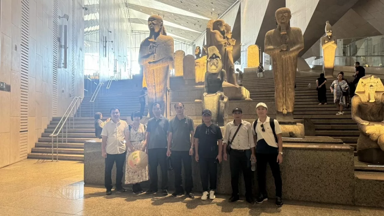 مصر پس از دو دهه انتظار، موزه بزرگ را افتتاح کرد. هیئت ویتنامی از موزه بازدید میکند. (عکس: های هین)