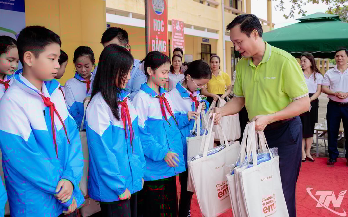 ມອບເຄື່ອງອຸປະຖຳໃຫ້ແກ່ນັກຮຽນທີ່ດ້ອຍໂອກາດຢູ່ໂຮງຮຽນມັດທະຍົມສຶກສາທິ້ງເລືອງ.