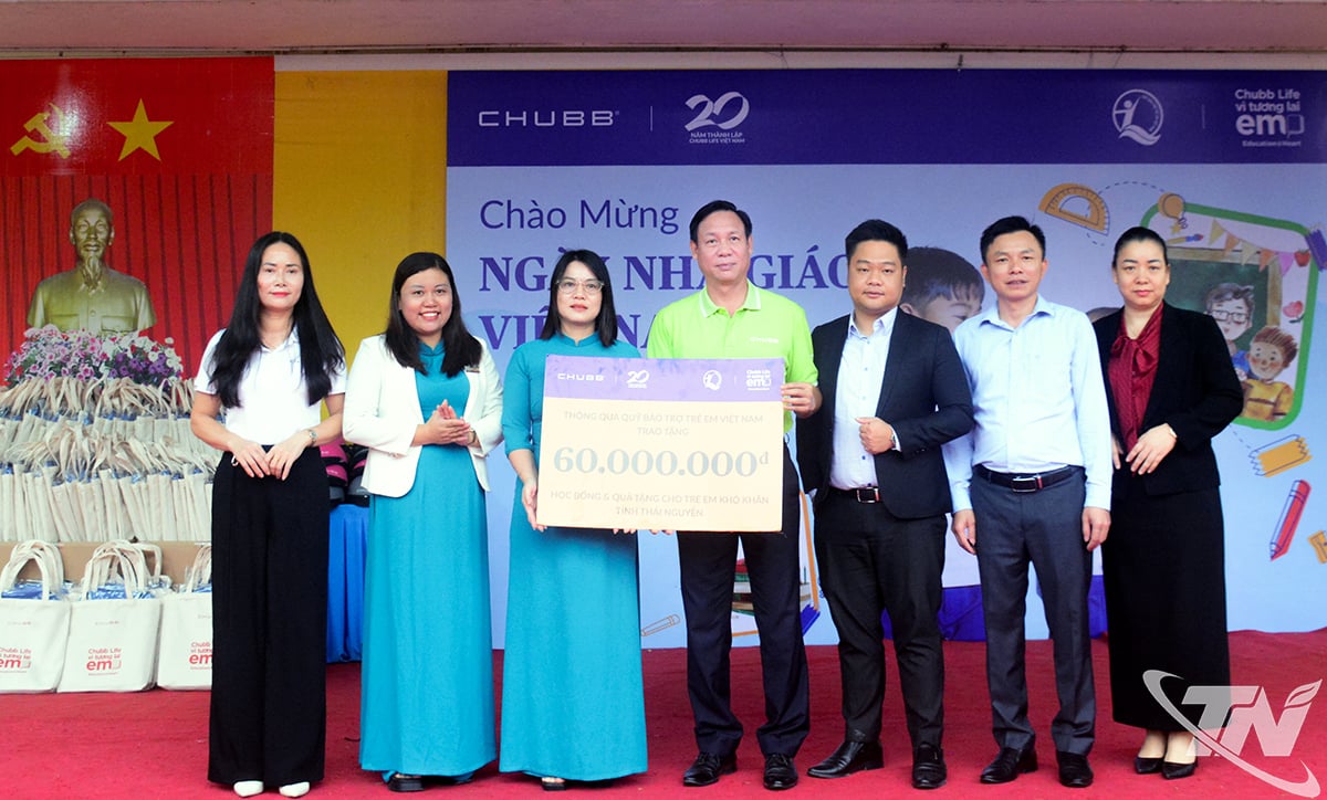 ຜູ້ຕາງໜ້າບໍລິສັດ Chubb Life ຫວຽດນາມ ມອບໂລໂກ້ທຶນການສຶກສາ ແລະ ອຸປະກອນການຮຽນໃຫ້ຄະນະອຳນວຍການໂຮງຮຽນມັດທະຍົມສຶກສາທິ້ງເລືອງ.