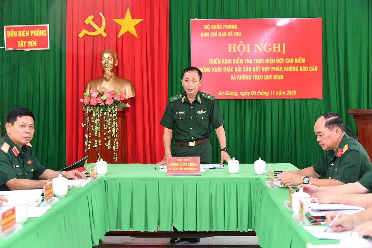 베트남 국경수비대 부사령관 겸 참모총장인 호앙 후 치엔 소장이 회의에서 연설하고 있다. 사진: 푸옹 부. Thiếu tướng Hoàng Hữu Chiến, Phó Tư lệnh, Tham mưu trưởng Bộ đội Biên phòng Việt Nam, phát biểu tại buổi làm việc. Ảnh: Phương Vũ.