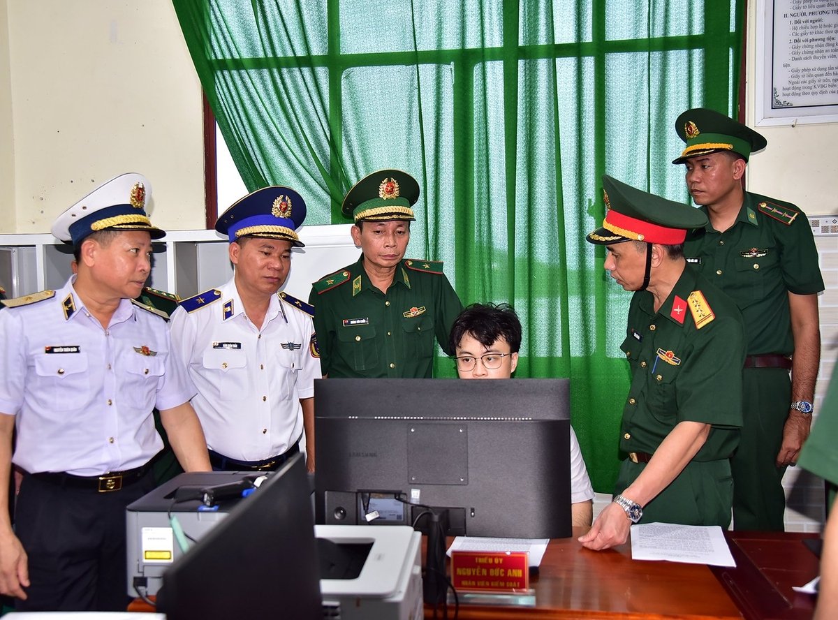 실무 그룹은 Viettel의 '어선 관리 및 제어' 소프트웨어의 관리, 활용 및 사용에 대한 현장 조사를 실시했습니다. 사진: Phuong Vu. Đoàn công tác đã tiến hành kiểm tra thực tế việc quản lý, khai thác, sử dụng phần mềm 'Quản lý, kiểm soát tàu cá' của Viettel. Ảnh: Phương Vũ.
