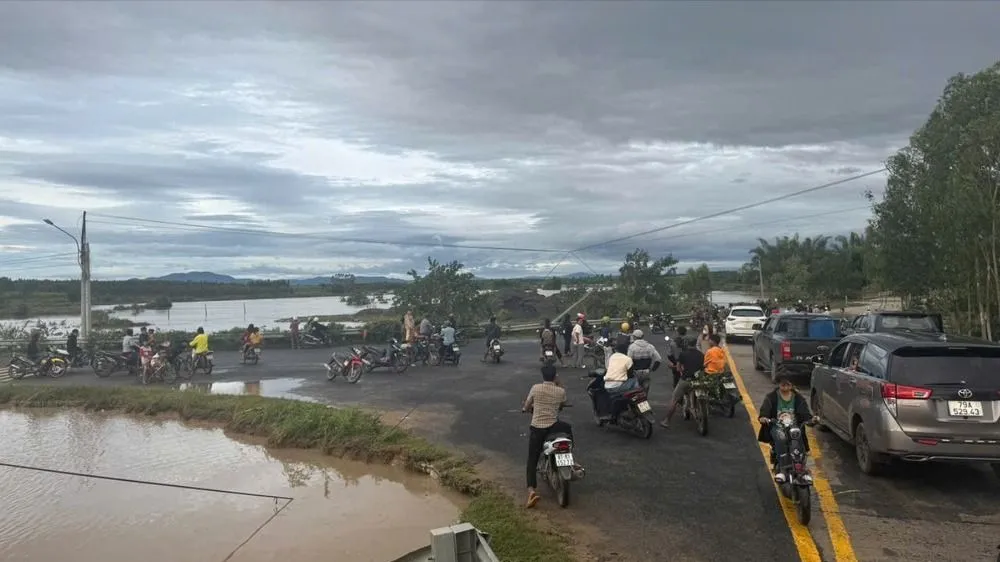 កន្លែង​ជាច្រើន​ក្នុង​ខេត្ត Gia Lai កំពុង​ស្ថិត​នៅ​ដាច់​ដោយ​ឡែក​ដោយ​សារ​ទឹក​ជំនន់។