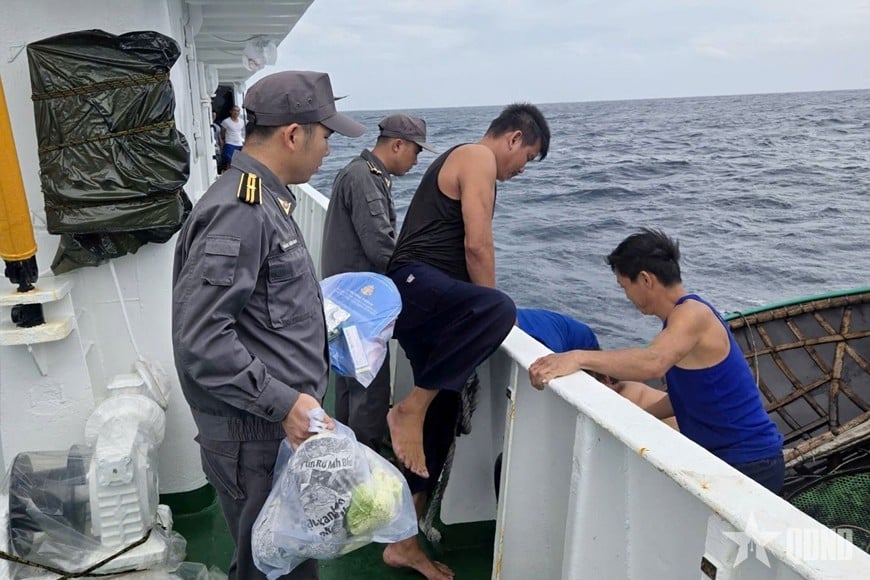 মৎস্য নজরদারি দল নং ৪ প্রচারণা প্রচার করে এবং আইইউইউ মাছ ধরা প্রতিরোধ ও প্রতিরোধে জেলেদের সহায়তা করে। Chi đội Kiểm ngư số 4 đẩy mạnh tuyên truyền, hỗ trợ ngư dân phòng, chống khai thác IUU