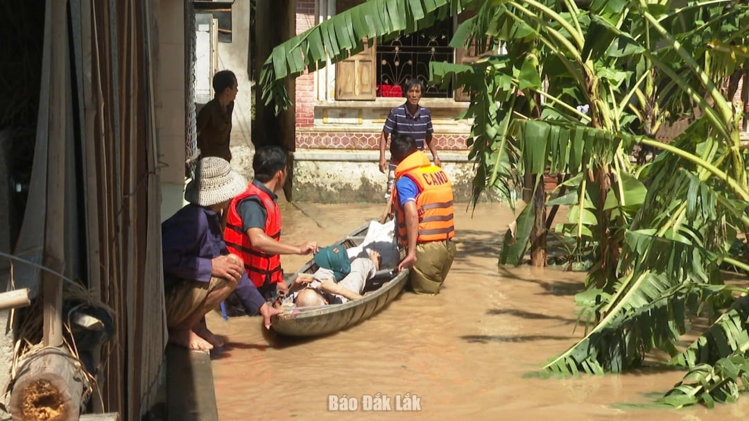Les autorités ont transporté un patient de la commune de Dong Xuan aux urgences.