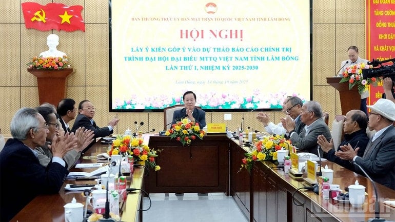 लाम डोंग प्रांत की वियतनाम फादरलैंड फ्रंट समिति की स्थायी समिति ने वियतनाम फादरलैंड फ्रंट की पहली प्रांतीय कांग्रेस को प्रस्तुत की जाने वाली राजनीतिक रिपोर्ट के मसौदे पर टिप्पणियां एकत्र करने के लिए बैठक आयोजित की। ndo_br_2.jpg