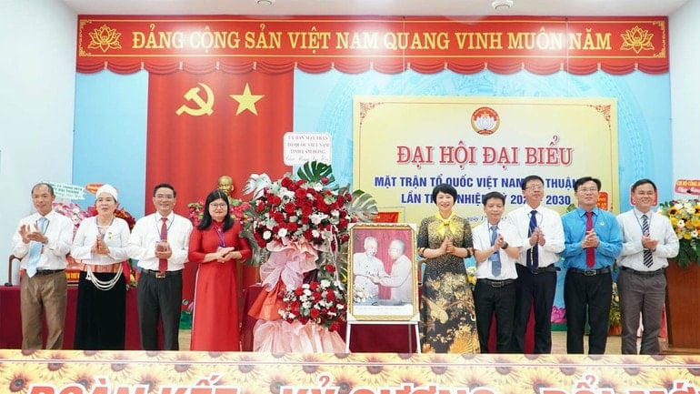 प्रांतीय पार्टी समिति की उप सचिव, लाम डोंग प्रांत की वियतनाम फादरलैंड फ्रंट समिति की अध्यक्ष फाम थी फुक (दाएं से 5वें) ने थुआन एन कम्यून के वियतनाम फादरलैंड फ्रंट की पहली कांग्रेस में भाग लिया। 4-296.jpg