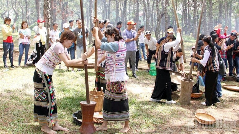 लाम डोंग प्रांत में जातीय अल्पसंख्यक राष्ट्रीय एकता दिवस मनाते हैं। ndo_br_1-5727.jpg