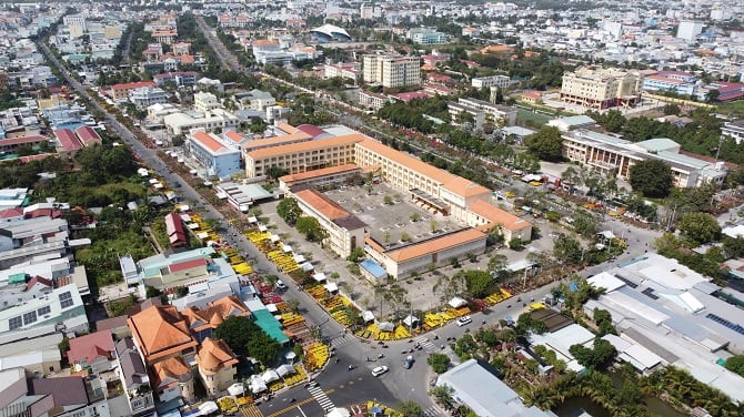 פנורמה של רובע בק ליו היא אחד משני האזורים העירוניים בעלי התפתחות חברתית-כלכלית במחוז קה מאו (תמונה להמחשה לכתבה על גביית התקציב של מחוז קה מאו). כבר שלחתי את הכתבה במייל לקואנג. Toàn cảnh phường Bạc Liêu là một hai đô thị phát triển kinh tế-xã hội của tỉnh Cà Mau (ảnh minh hoạ cho bài thu ngân sách tỉnh Cà Mau) bài anh đã chuyển mail cho Cường ròi nhe.