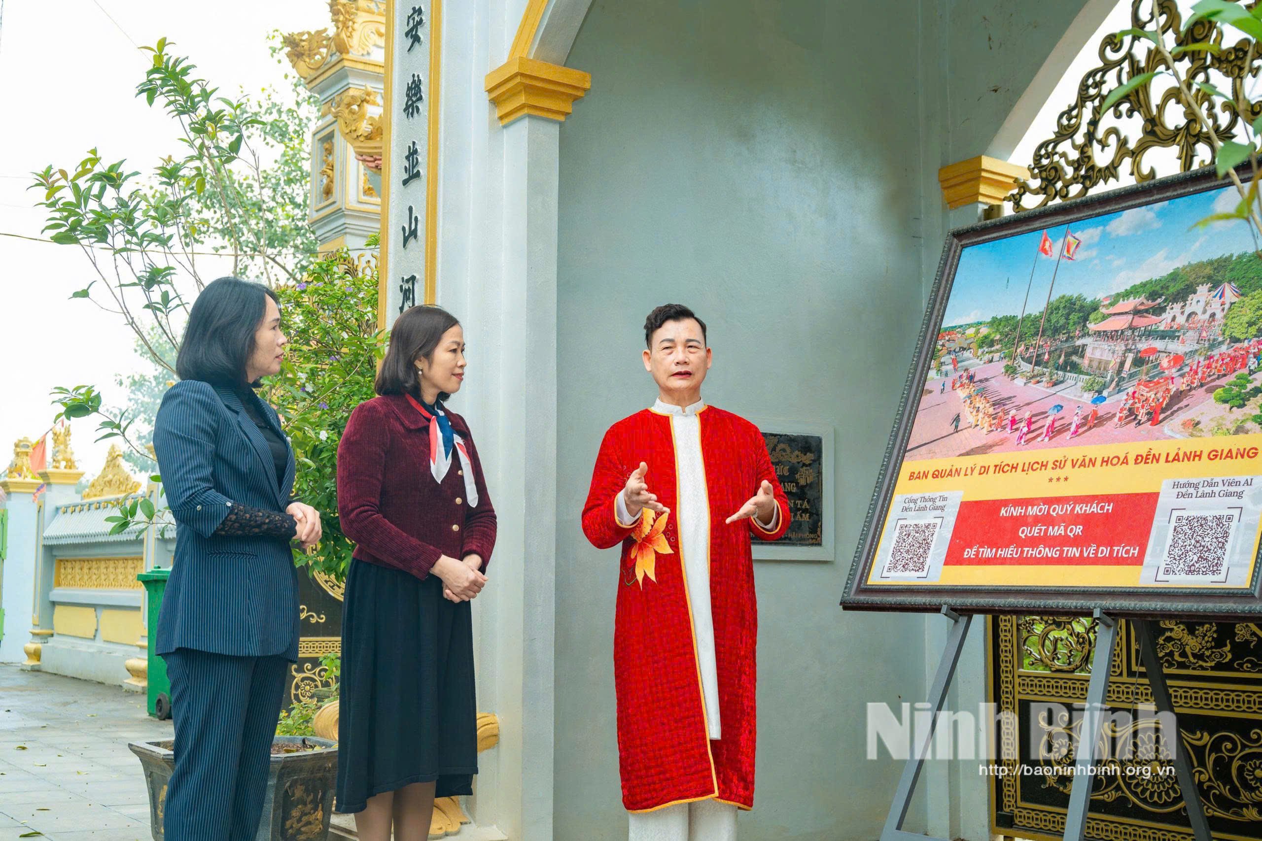 Oficialii secției Duy Tan și Consiliul de Administrare al Templului Lanh Giang au inspectat unele articole care deservesc Festivalul.