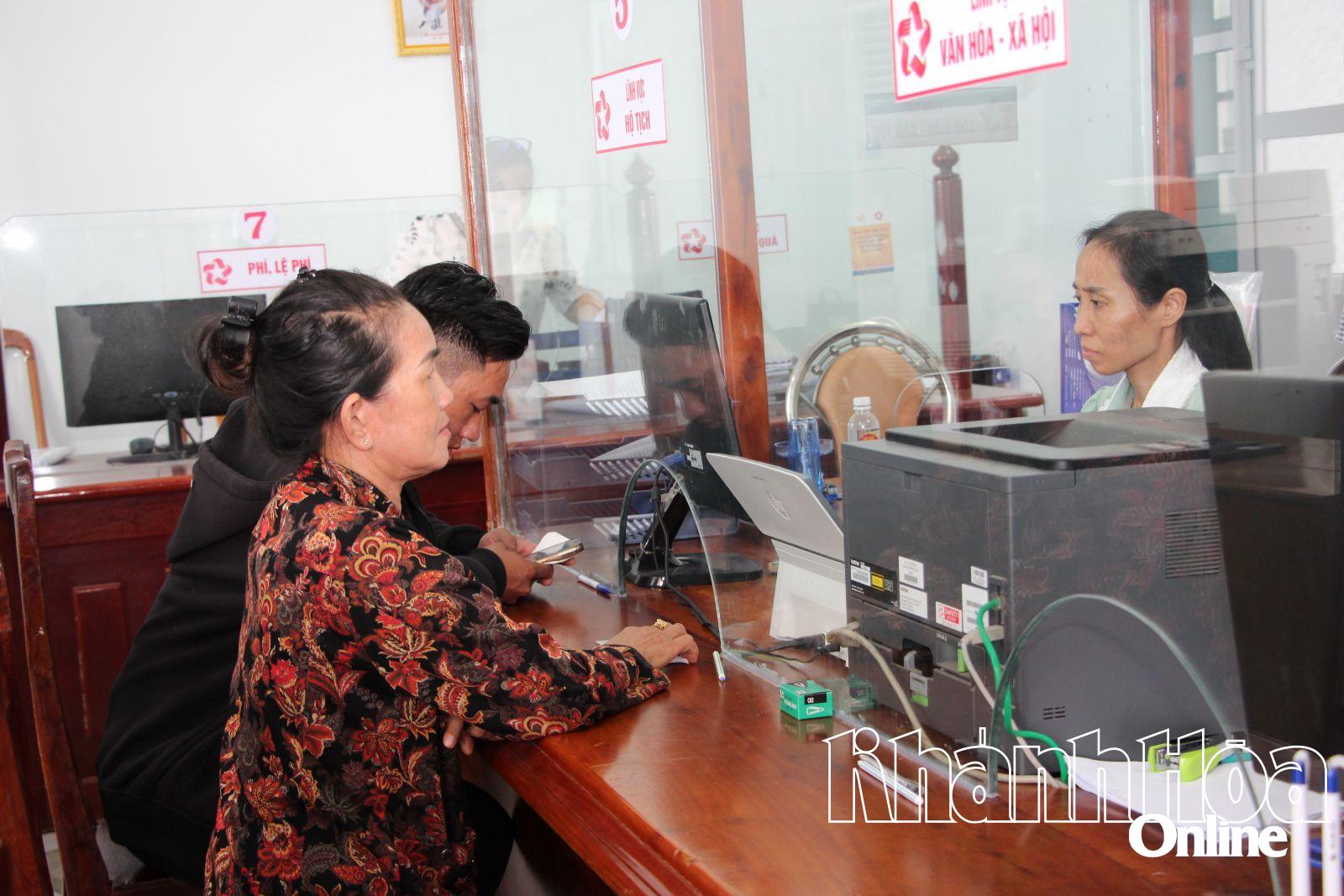 Řešení postupů pro pobírání dávek sociálního důchodu pro osoby v obci Thuan Bac.