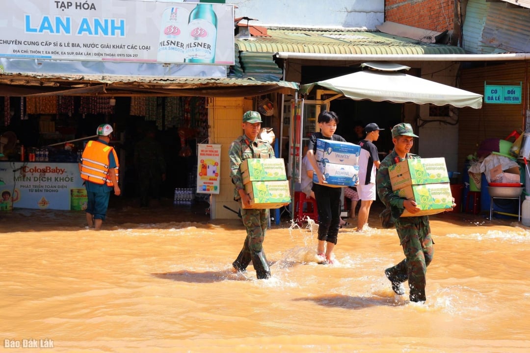 អាជ្ញាធរជួយប្រជាជនរុះរើទ្រព្យសម្បត្តិ។