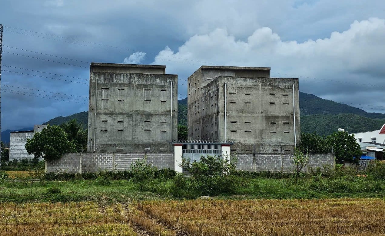 קן ציפורים במחוז חאן הואה. צילום: KS. Một nhà yến ở tỉnh Khánh Hòa. Ảnh: KS.