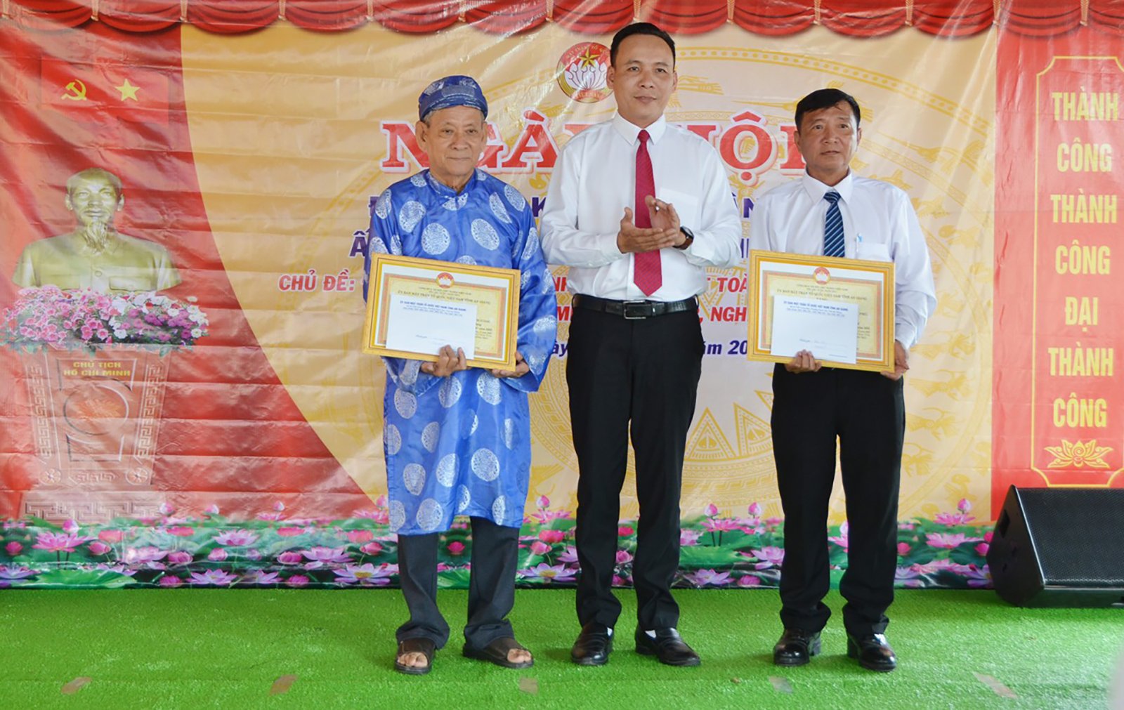 Εθνική Ημέρα Μεγάλης Ενότητας στο Thanh Phu Hamlet