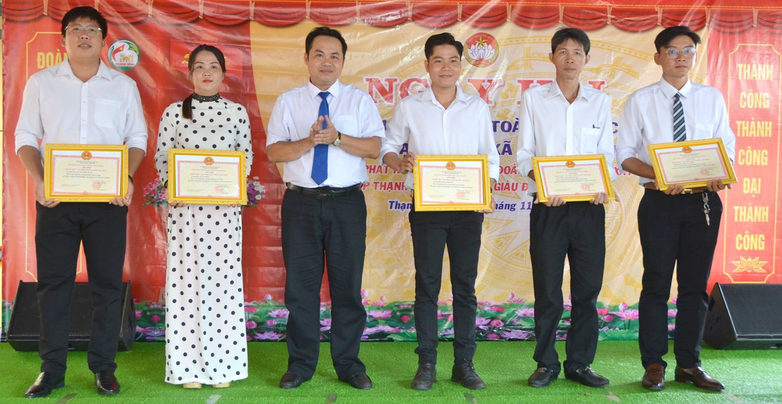 Εθνική Ημέρα Μεγάλης Ενότητας στο Thanh Phu Hamlet