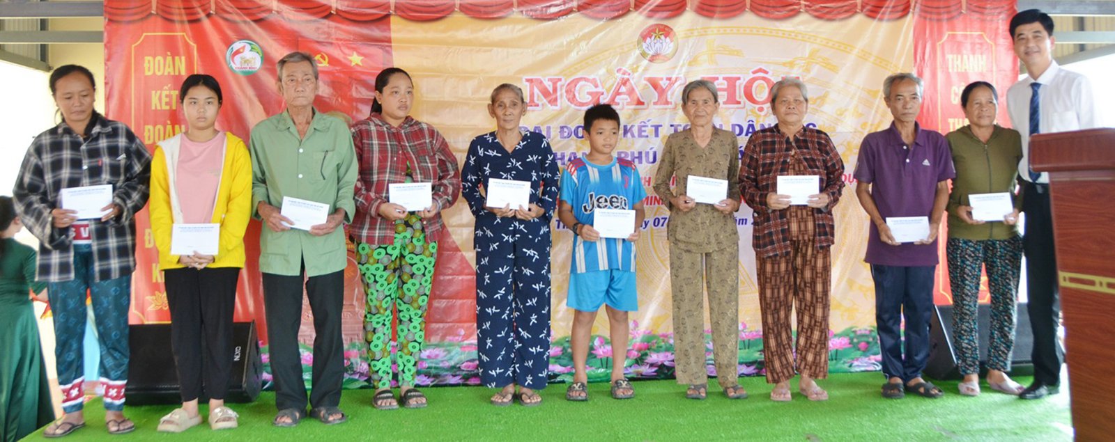 Εθνική Ημέρα Μεγάλης Ενότητας στο Thanh Phu Hamlet