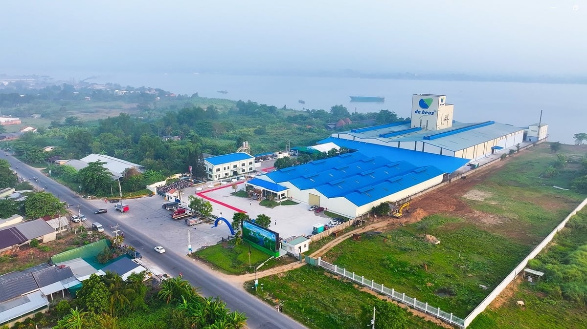 โรงงานวินห์ลอง 4 ของเดอเฮิส ได้รับการรับรองจากสภากำกับดูแลการเพาะเลี้ยงสัตว์น้ำ (ASC) อย่างเป็นทางการเมื่อปลายเดือนตุลาคม ตอกย้ำความเป็นผู้นำในอุตสาหกรรม ภาพ: เดอเฮิส Nhà máy Vĩnh Long 4 của De Heus chính thức đạt chứng nhận Hội đồng Quản lý Nuôi trồng Thủy sản Toàn cầu (Aquaculture Stewardship Council - ASC) vào cuối tháng 10, khẳng định vị thế tiên phong trong ngành. Ảnh: De Heus.