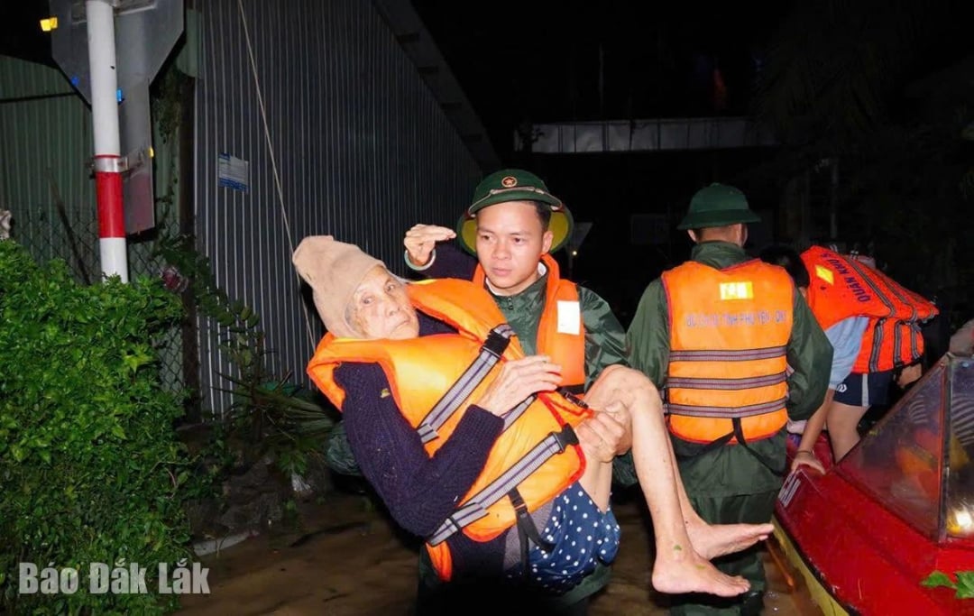 នាយទាហាន និងទាហាននៃបញ្ជាការដ្ឋានការពារភូមិភាគទី១ - Song Cau បានប្រើប្រាស់ទូកកាណូដើម្បីជួយសង្គ្រោះប្រជាជននៅភូមិ Long Phuoc (ឃុំ Xuan Tho) ទៅកាន់ទីទួលសុវត្ថិភាព។