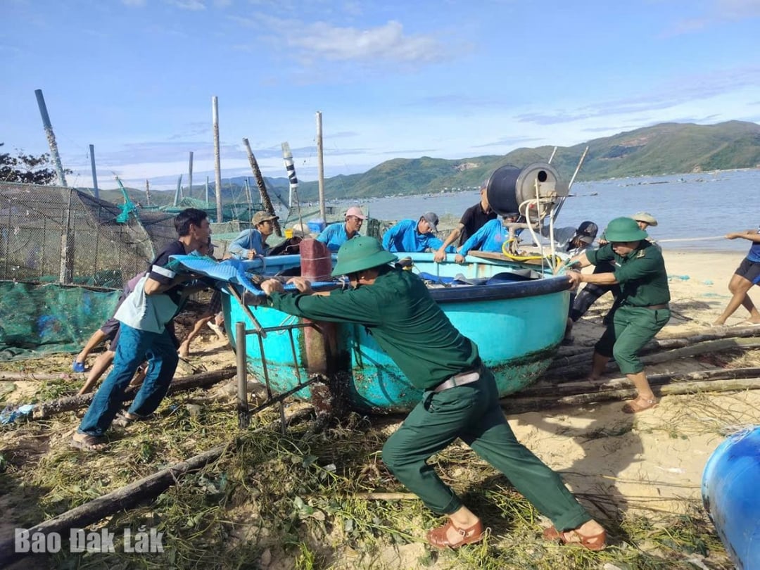 មន្ត្រី និងទាហាននៃប៉ុស្តិ៍ការពារព្រំដែន Xuan Hoa បានសម្របសម្រួលជាមួយអាជ្ញាធរមូលដ្ឋានដើម្បីជួយប្រជាជននៅក្នុងភូមិ 2 ឃុំ Xuan Loc នាំយកកន្ត្រកដបដែលរសាត់ដោយព្យុះមកច្រាំង។