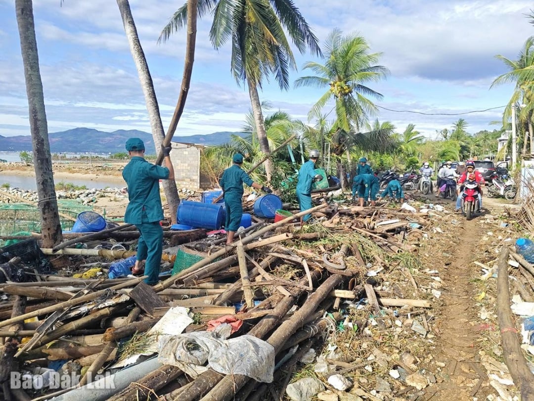 បញ្ជាការដ្ឋានការពារភូមិភាគទី១-សុងកូវ និងកម្លាំងមុខងារបានផ្តោតការបោសសំអាតផ្លូវនៅវាំងឡា វួដសុងកូវ។
