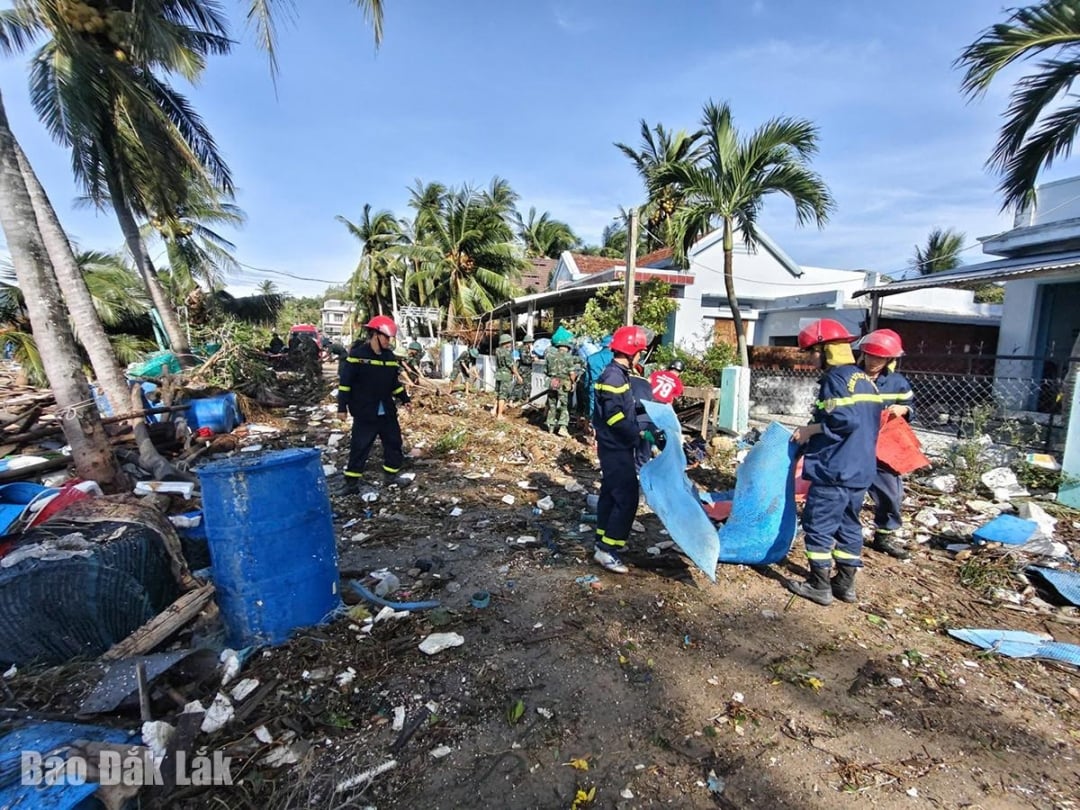 កម្លាំងនគរបាលបង្ការ ពន្លត់អគ្គីភ័យ និងសង្គ្រោះ ភូមិភាគទី៩ - នគរបាលខេត្ត បានធ្វើការបោសសម្អាត និងបោសសំអាតផ្លូវ នៅសង្កាត់សុងកូវ។
