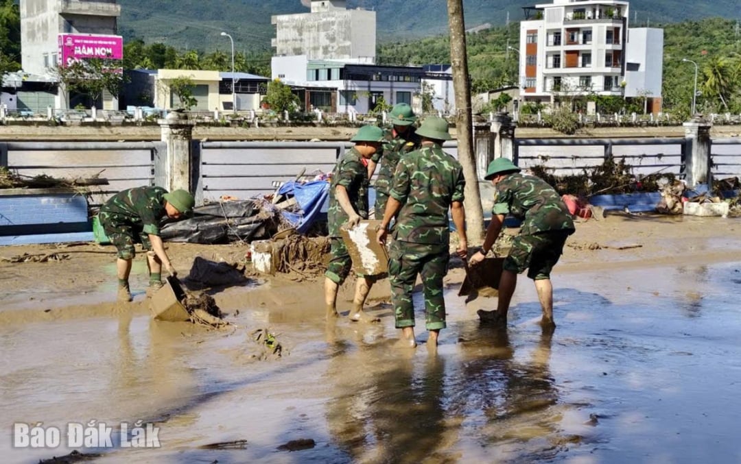 មន្ត្រី និងយោធិននៃកងវរសេនាធំលេខ ៨៨៨ (បញ្ជាការដ្ឋានយោធភូមិភាគ) ជួយប្រជាជនក្នុងសង្កាត់ Song Cau យកឈ្នះលើផលវិបាកនៃព្យុះលេខ ១៣។