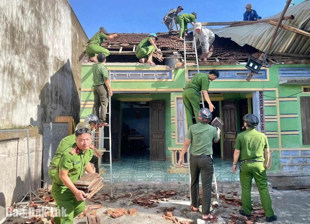 នគរបាលឃុំ Hoa Thinh ជួយប្រជាជនជួសជុលផ្ទះ ដើម្បីរក្សាលំនឹងជីវិតបានឆាប់។