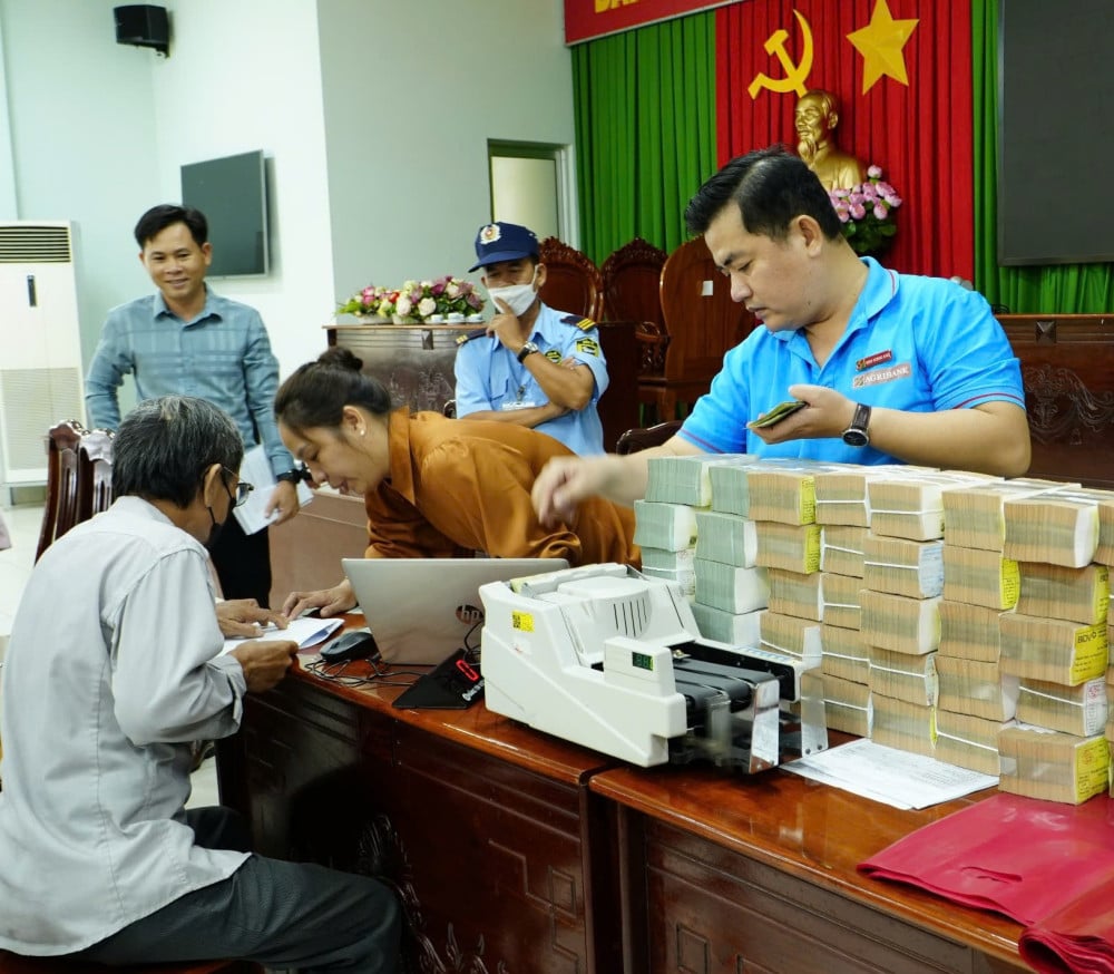 ការទូទាត់សំណង និងការបោសសំអាតទីតាំងសម្រាប់គម្រោងផ្លូវខេត្ត 827E ឆ្លងកាត់ឃុំ Tan Tru និង Vam Co