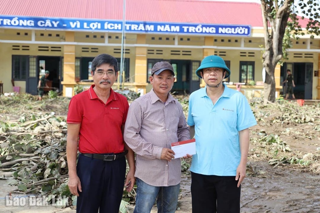 Керівники відділень Agribank Phu Yen та Agribank Dong Xuan Phu Yen висловили підтримку представникам початкової школи Phu Mo.