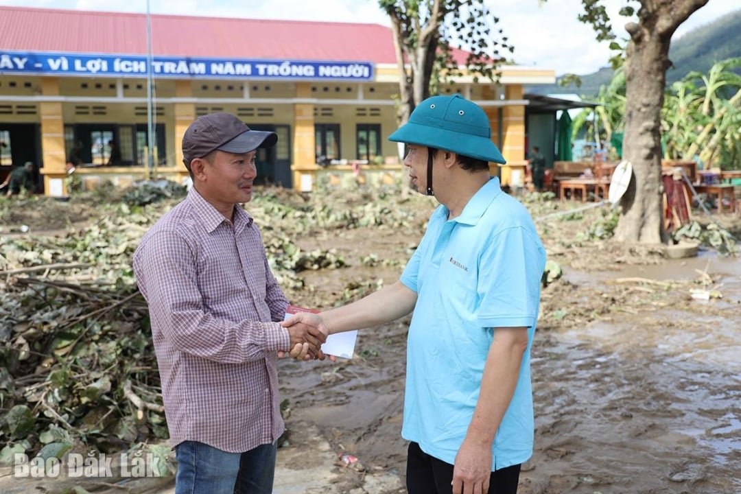 Директор відділення Argribank у місті Фу Єн Фан Тонг Тай відвідав та підбадьорив персонал і вчителів початкової школи Фу Мо.