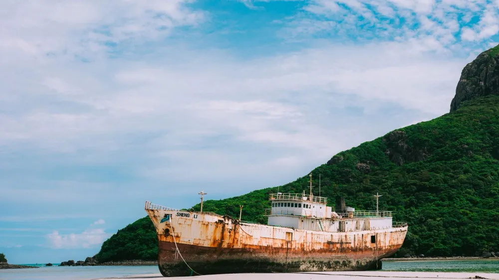 Memindahkan kapal Sheng Li keluar dari kawasan Ben Dam, zon khas Con Dao