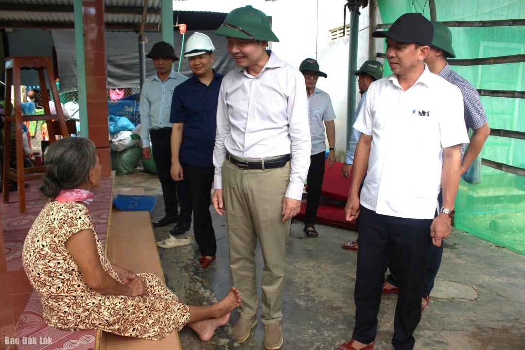 ທ່ານປະທານຄະນະກຳມະການປະຊາຊົນແຂວງໄດ້ໃຫ້ກຳລັງໃຈໃຫ້ທ່ານນາງ ຮ່ວາງທິເບ໋ນ (ຕາແສງ ຊວນດິງ), ເຈົ້າຂອງເຮືອນຫຼັງຄາຖືກລົມພັດເຂົ້າມາ.