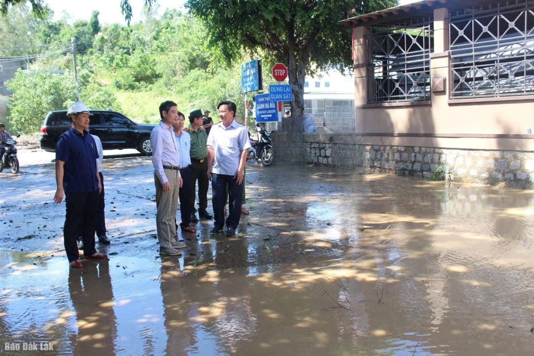 ທ່ານປະທານຄະນະກຳມະການປະຊາຊົນແຂວງ Ta Anh Tuan ໄດ້ລົງກວດກາເຂດປະສົບໄພນ້ຳຖ້ວມ (150 ຄອບຄົວ, ມີ 500 ກວ່າຄົນ) ຢູ່ບ້ານນານເຊີນ, ຕາແສງ Tuy An Bac.