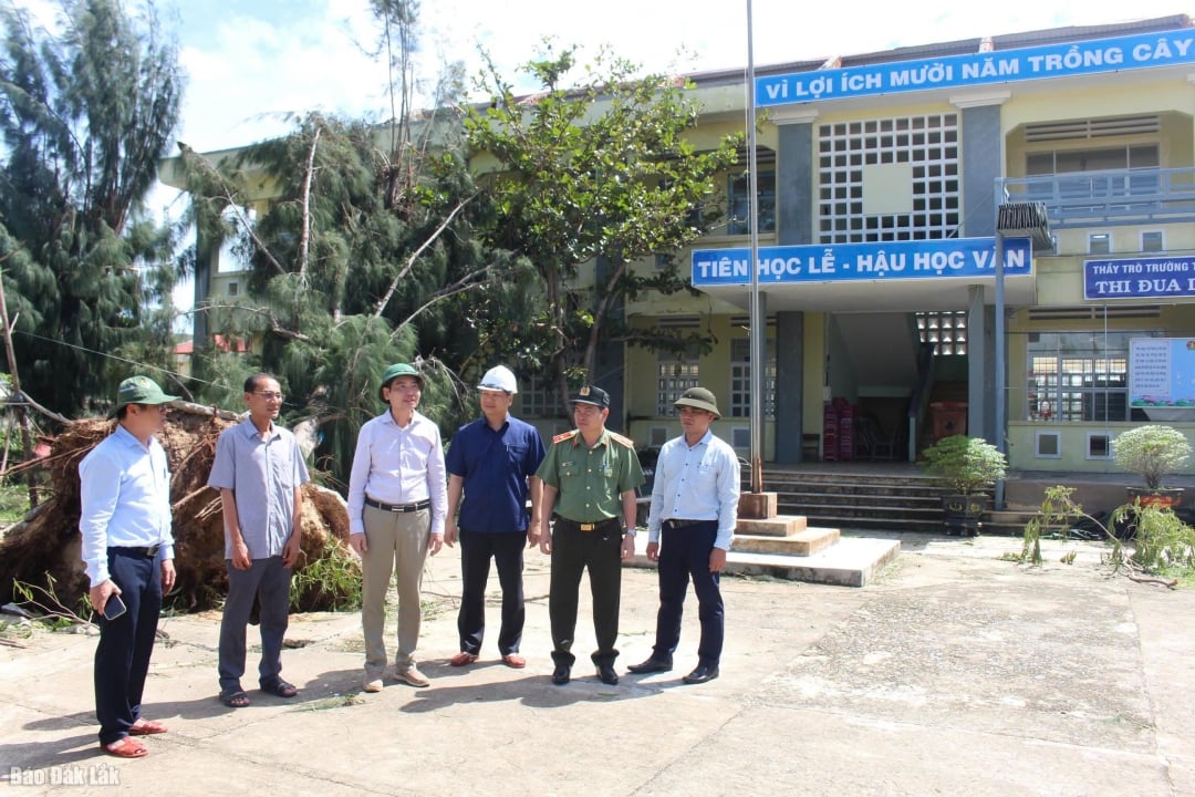 ທ່ານປະທານຄະນະກຳມະການປະຊາຊົນ Ta Anh Tuan ໄດ້ລົງກວດກາຄວາມເສຍຫາຍຢູ່ໂຮງຮຽນປະຖົມ Cu Chinh Lan.