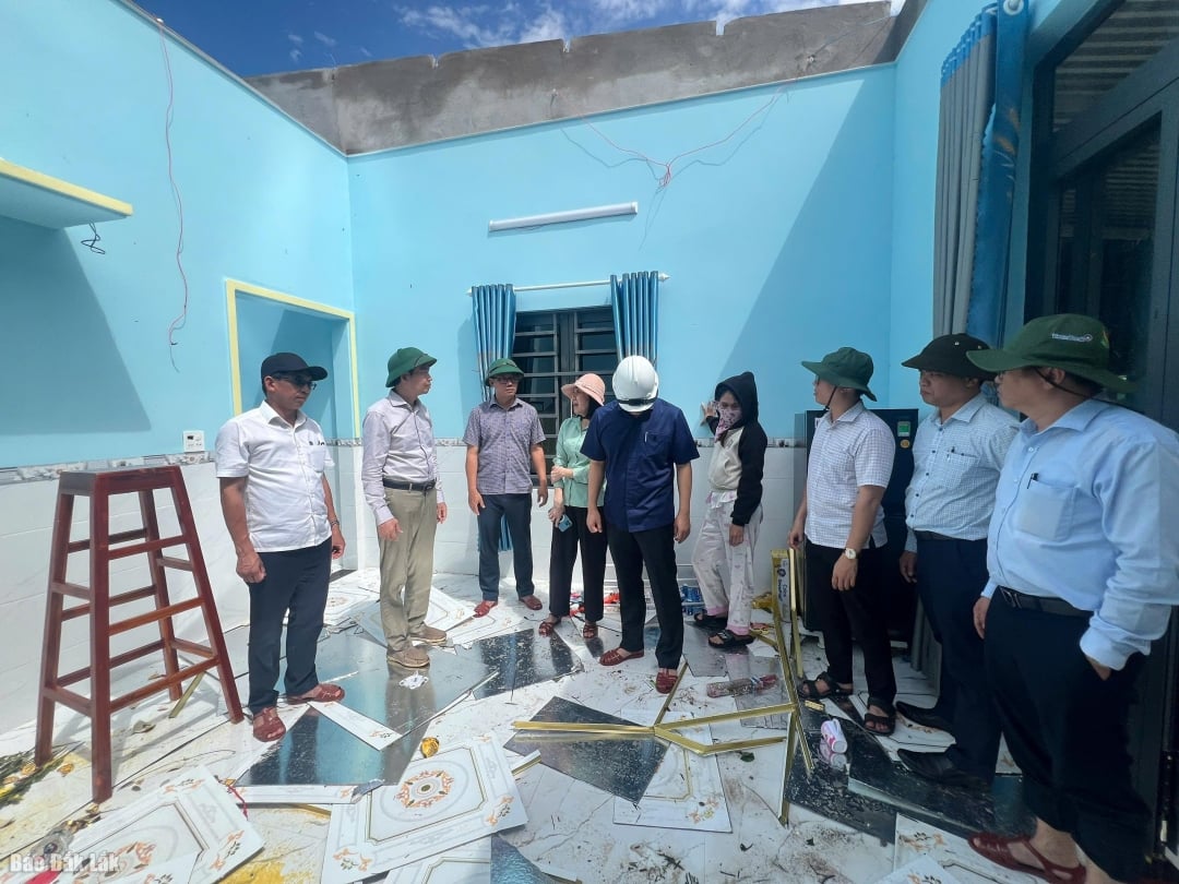 ເຮືອນຂອງທ່ານນາງ ບຸ່ຍທິເມີງ (ເຂດບ້ານແທງ, ຕາແສງ Xuan Dai) ຫາກໍ່ໄດ້ຮັບການກໍ່ສ້າງ ແລະ ເຄື່ອນຍ້າຍເຂົ້າມາໄດ້ 3 ເດືອນ, ພາຍຫຼັງພາຍຸ, ຫລັງຄາເຮືອນຖືກລົມພັດເຂົ້າໄປໝົດ.