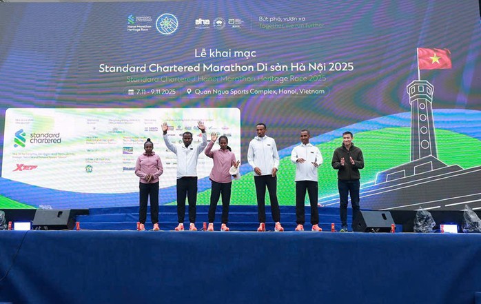 Gần 2.500 VĐV quốc tế tham dự Giải Standard Chartered Marathon Di sản Hà Nội 2025 - Ảnh 2.