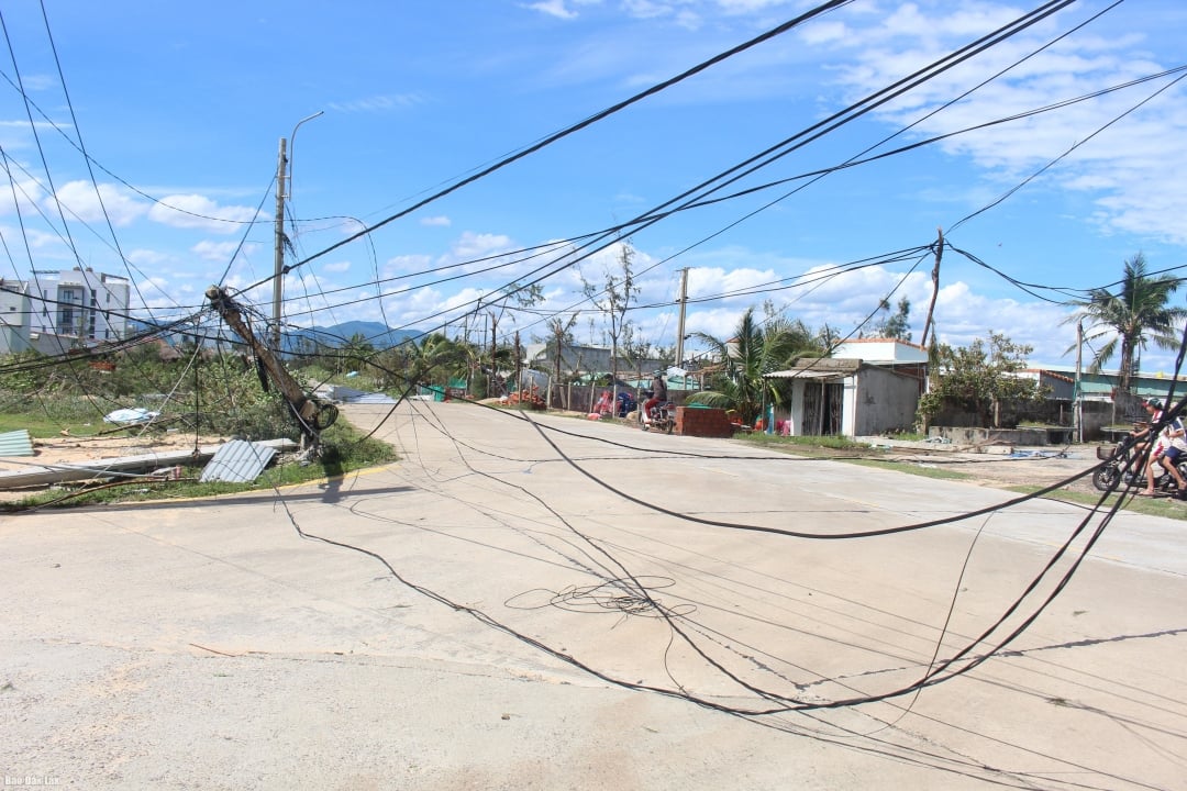 ຢູ່ຕາແສງ Xuan Canh, ເສົາໄຟຟ້າຫຼາຍຕົ້ນໄດ້ລົ້ມ, ກີດຂວາງທາງ.
